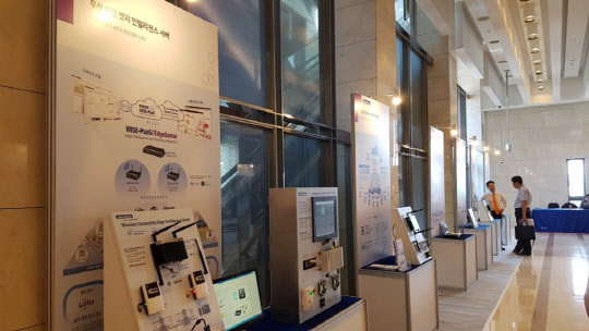 임베디드 IoT, 스마트 팩토리, 엣지 컴퓨팅 분야 선도기업인 어드밴텍이 20일 서울 양재동 엘타워에서 '2018 어드밴텍 임베디드 디자인-인 포럼'을 개최했다. 어드밴텍코리아(지사장 정준교)가 주관한 이번 행사는 본사의 스티브 창 시니어 디렉터가 참석해 최근 관련 산업 트렌드와 어드밴텍 전략 및 신제품을 소개했다. 행사에는 임베디드 및 사물인터넷 관련 SI, 개발, 제조사 등에서 200여명이 참가해 임베디드 플랫폼 및 사물인터넷, AI 솔루션에 대한 높은 관심을 나타냈다. 어드밴텍코리아 제공